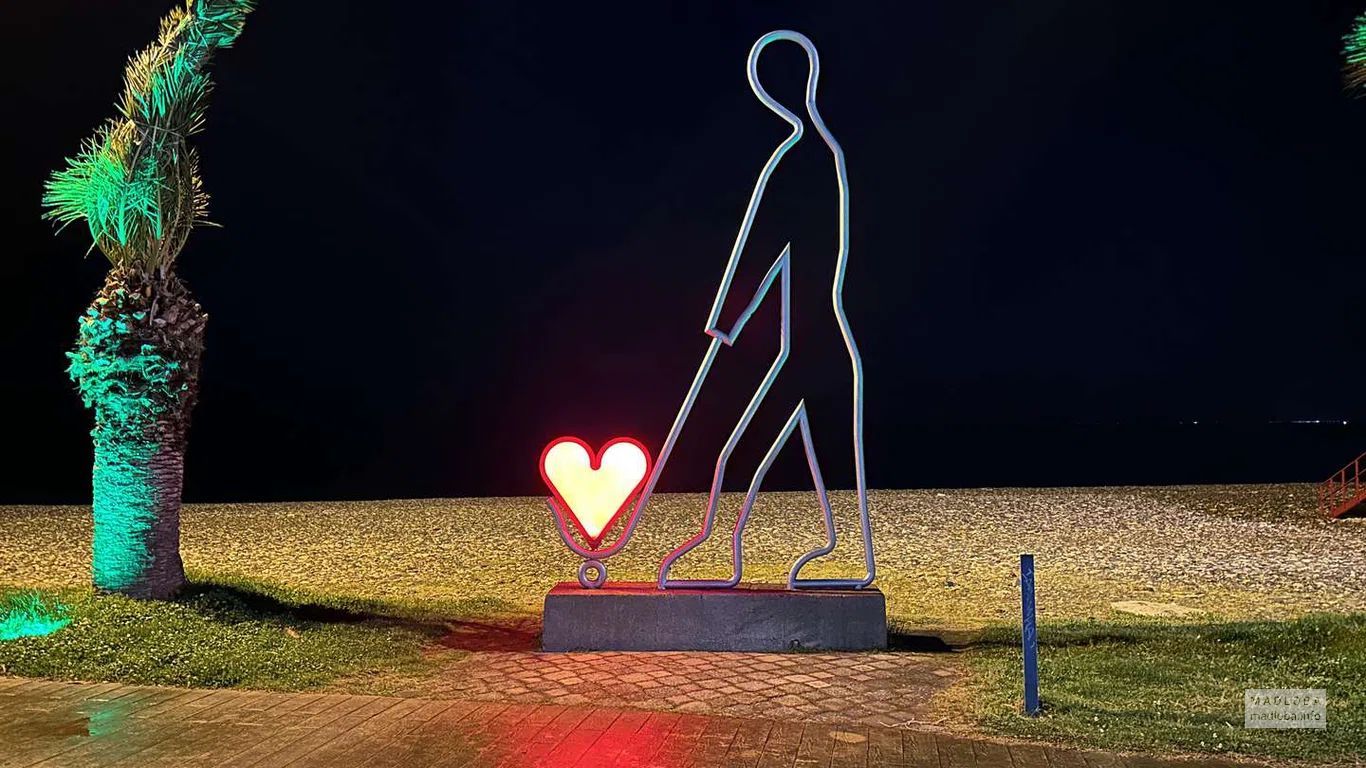 Скульптура с сердцем №1 "Человек везёт красное сердце на тележке"