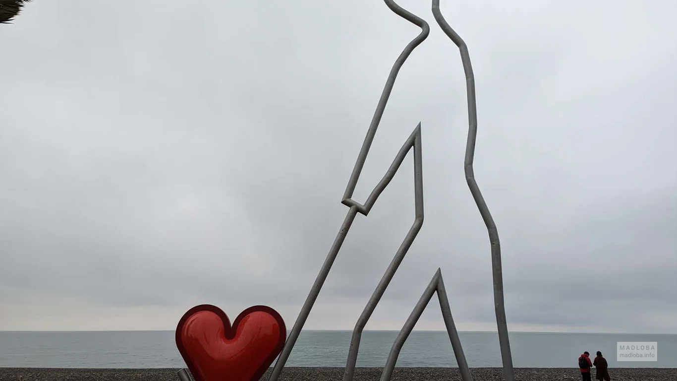 Скульптура с сердцем №1 "Человек везёт красное сердце на тележке"