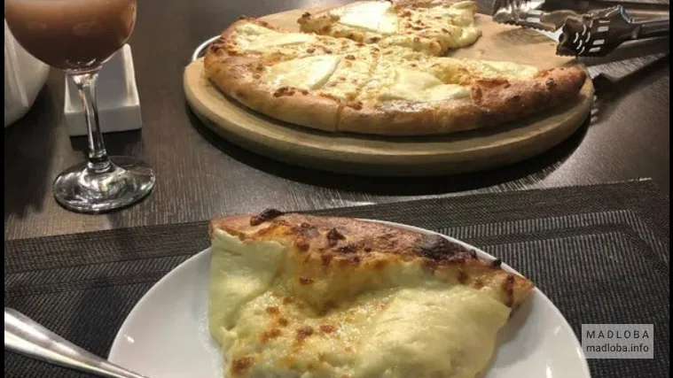 Пицца Четыре сыра в ресторане Чемо Карго
