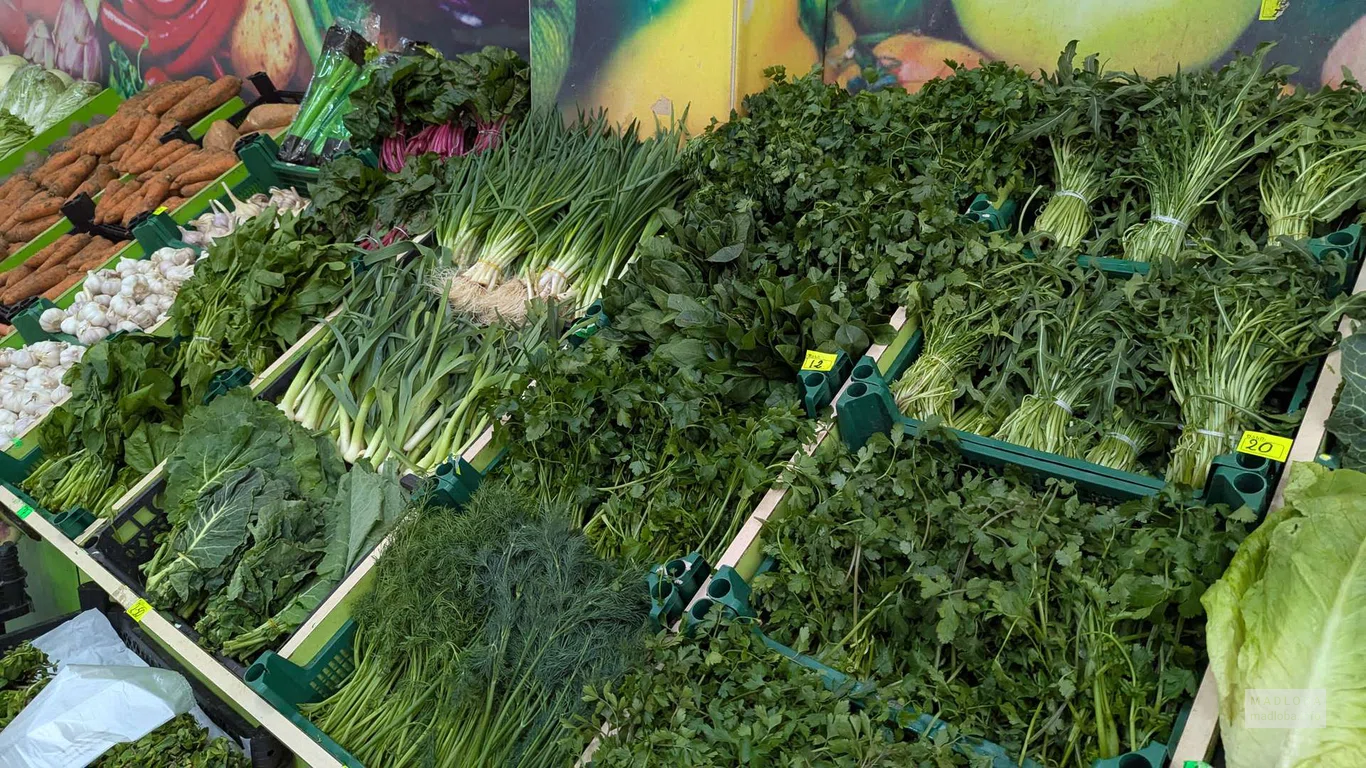 Свежая зелень в магазине Cherry