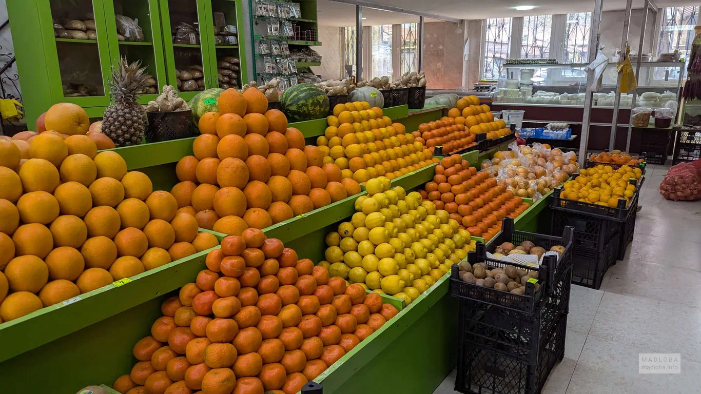 Цитрусовые фрукты в магазине Cherry