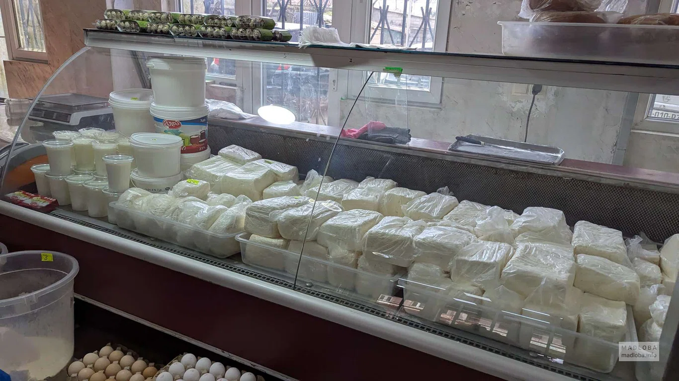 Молочная продукция в холодильнике магазина Cherry