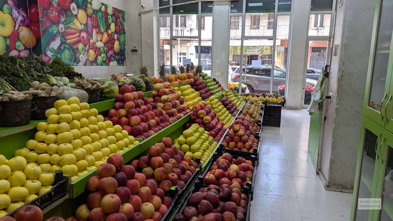 Яблоки разных сортов в магазине Cherry