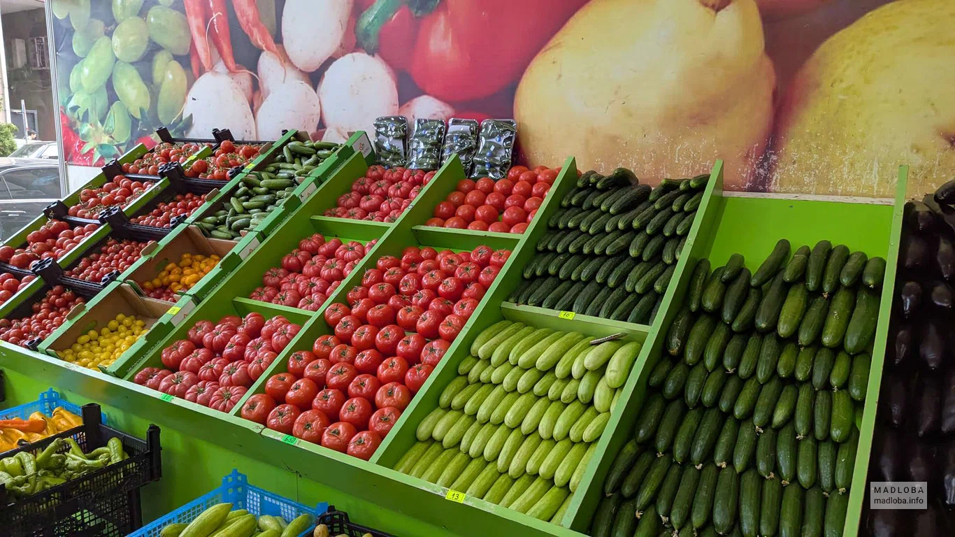 Помидора и огурцы в магазине Cherry