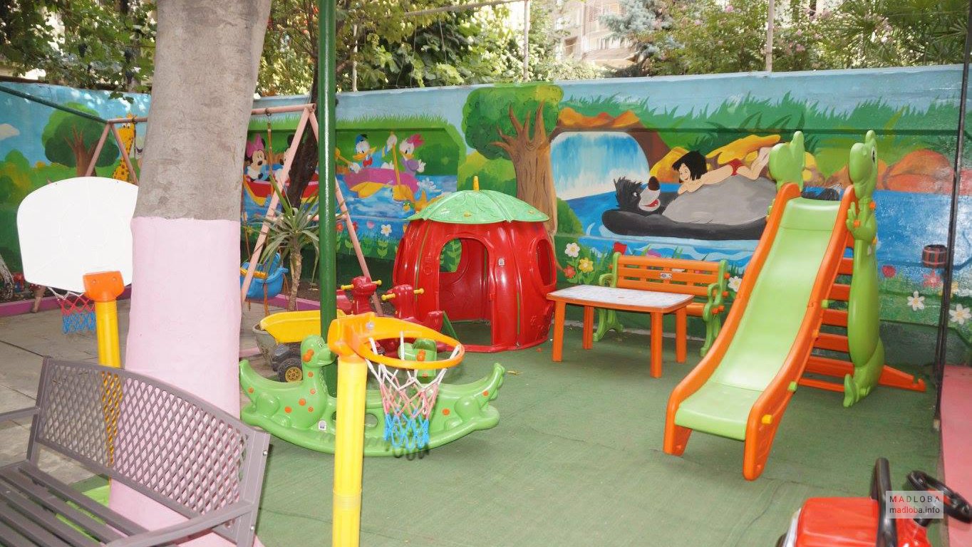 Детская площадка в Children's garden Maknatuna