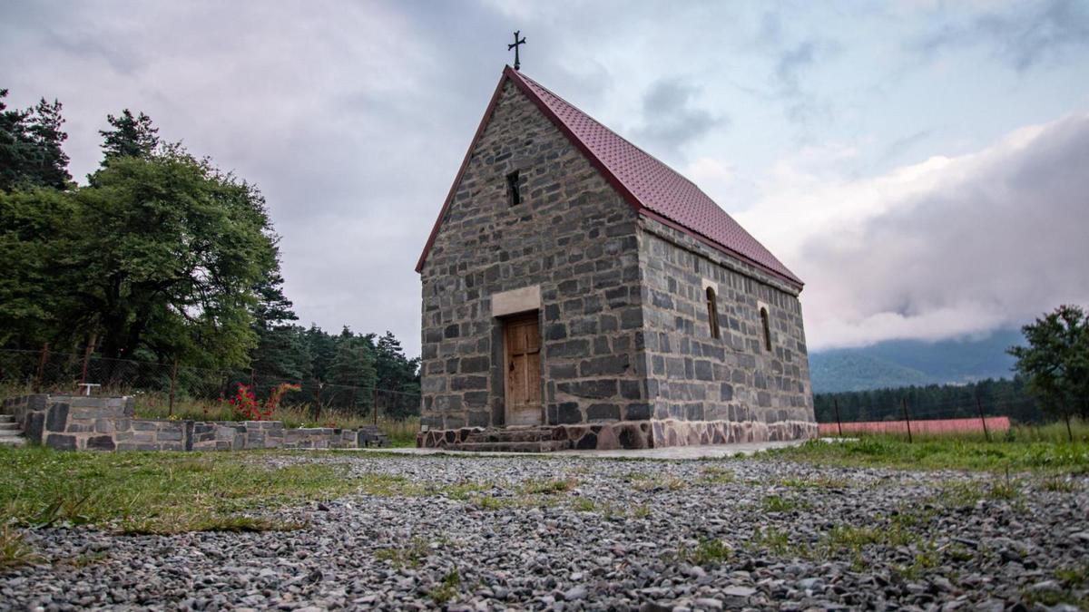 Церковь из серого тесаного камня