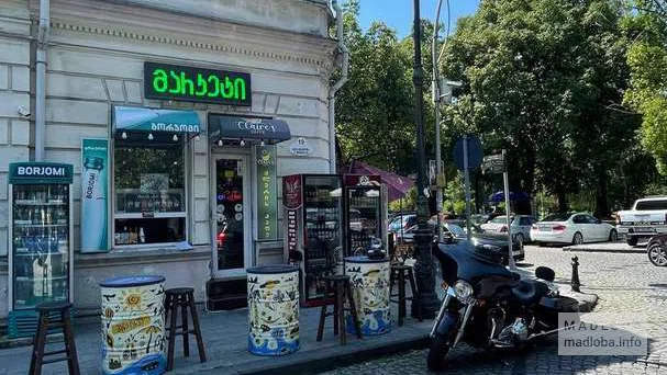 Вид на вход в Claire's caffe 2