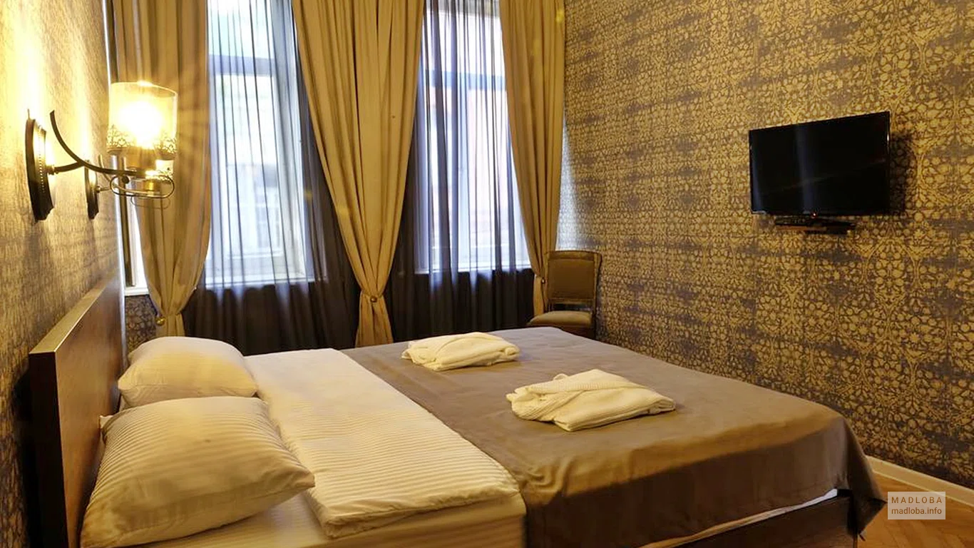 Кровать для двоих в номере отеля Cocosha