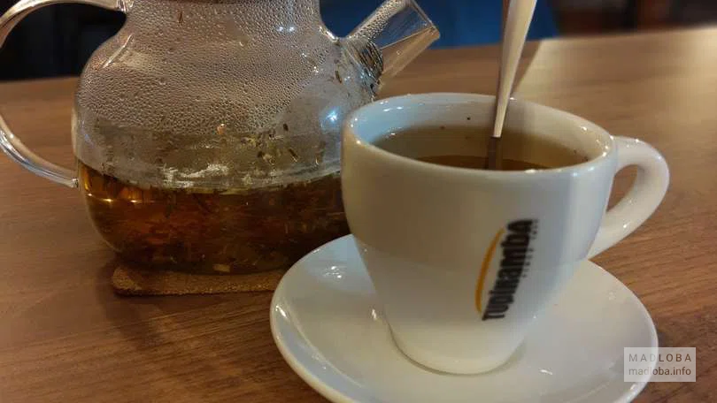 Подача чая в Coffeе Baza