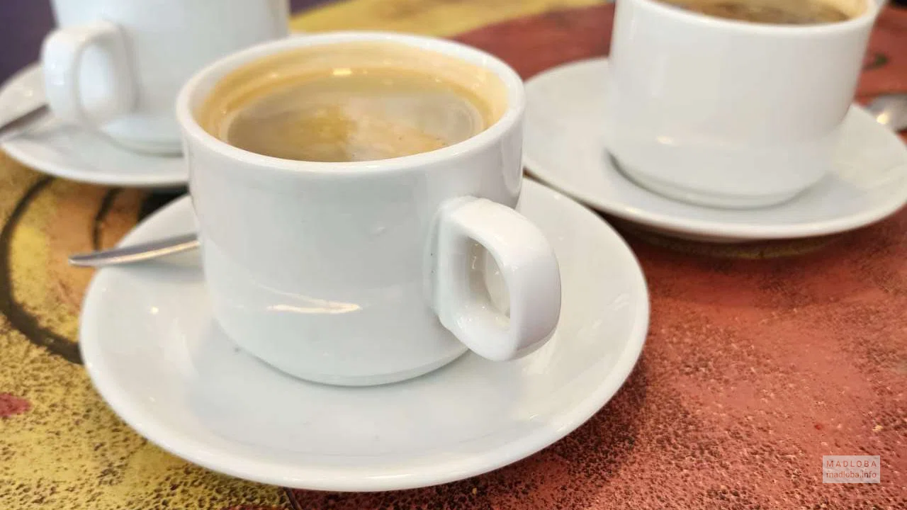 Подача кофе в Coffee House Batumi