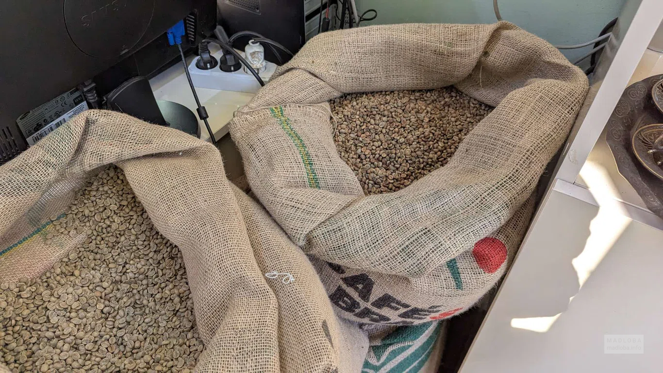 Магазин кофе "Coffee Man" зерновой кофе в больших фасовочных мешках, на развес