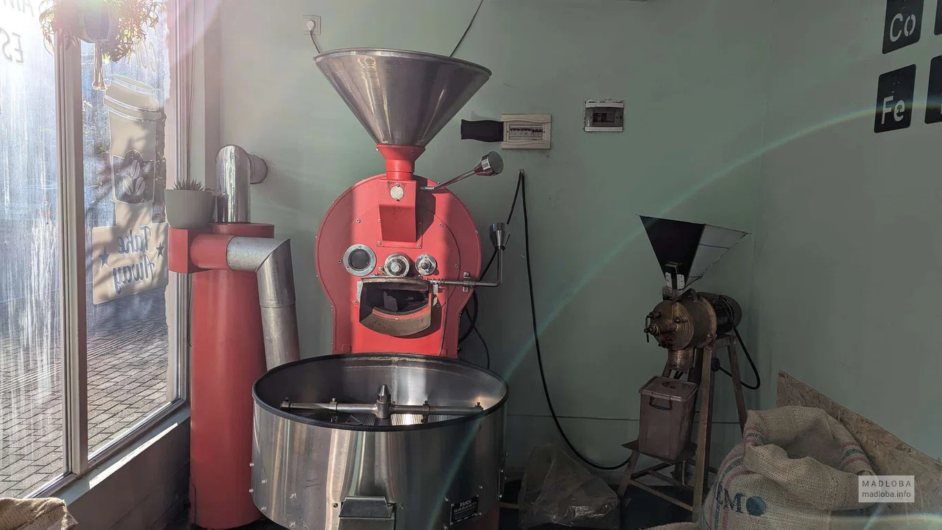 Магазин кофе "Coffee Man" аппарат для измельчения кофейных зерен