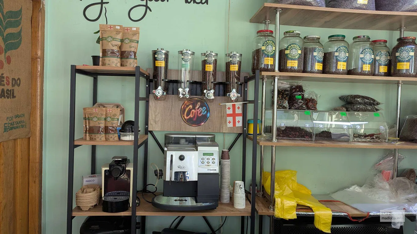 Магазин кофе "Coffee Man" аппарат для приготовления свежего кофе