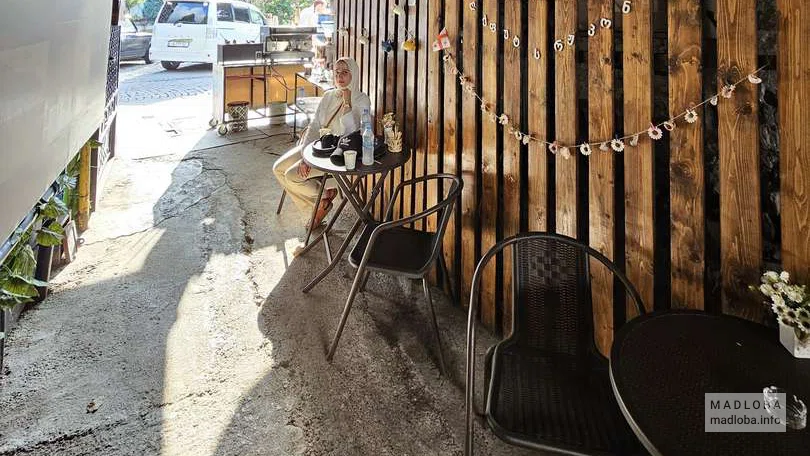 Столики в кофейне Coffee Tunnell