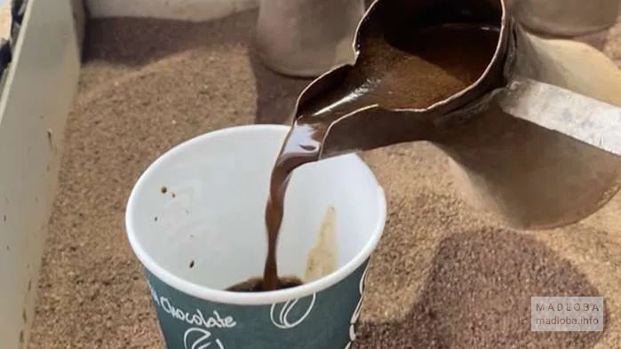 Подача кофе в Coffee Tunnell