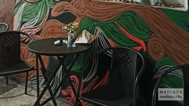 Столик в кофейне Coffee Tunnell