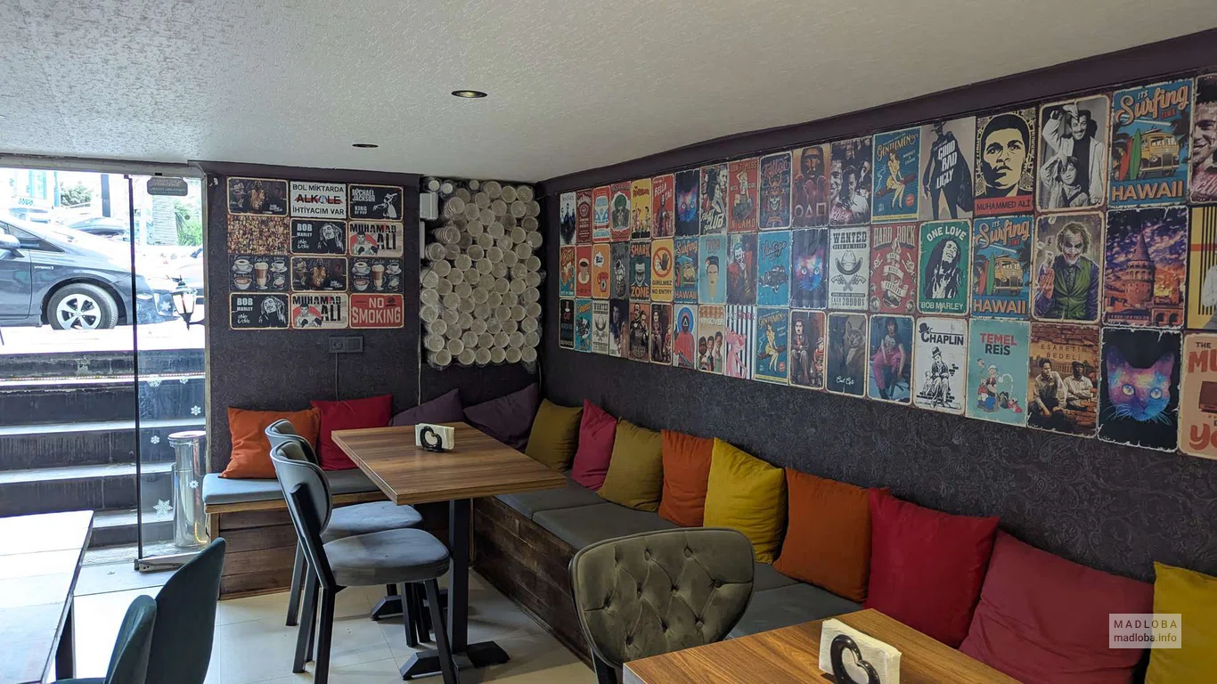 Плакаты на стенах в кофейне Coffee time no 29