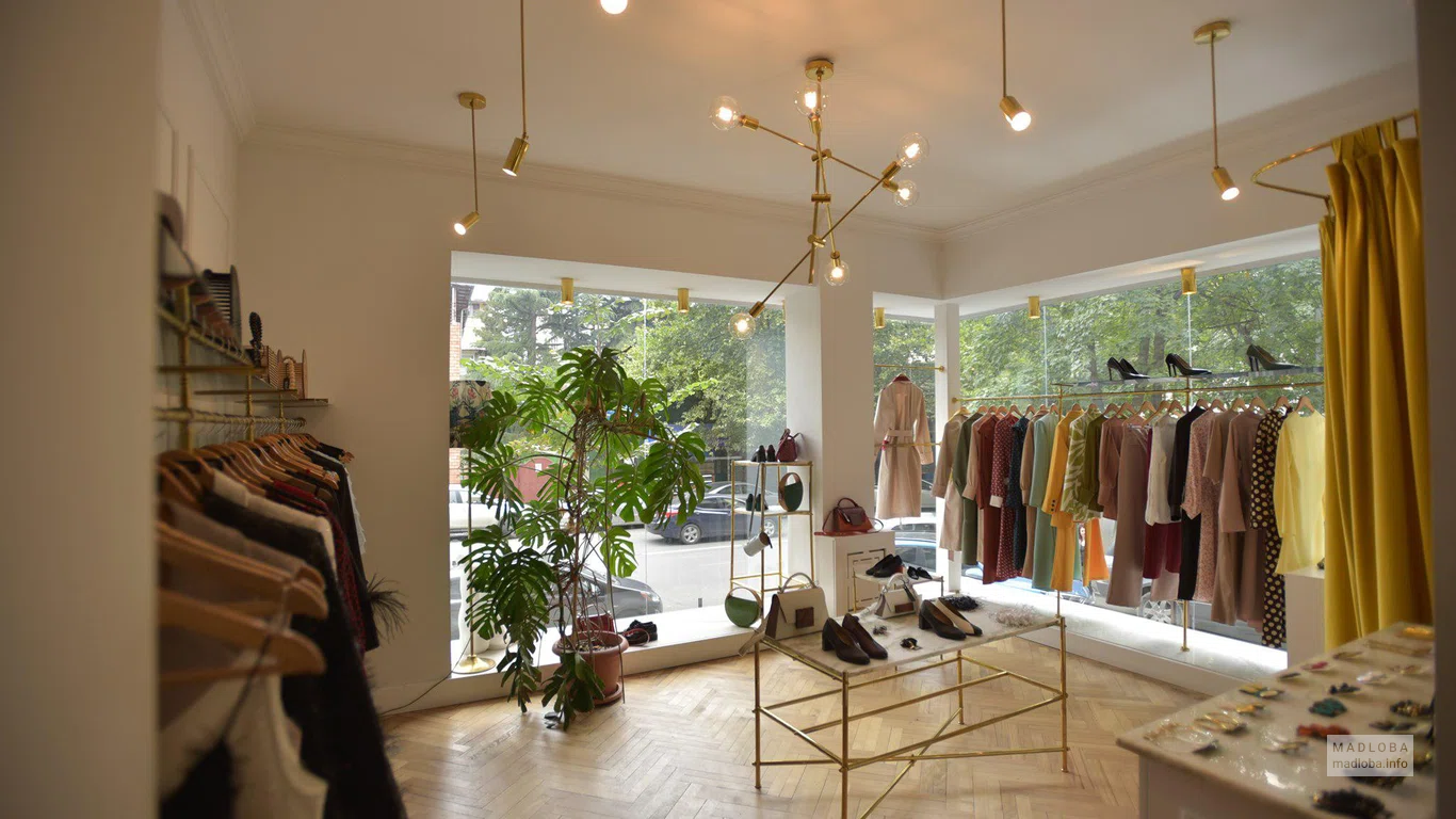 Интерьер магазина женской одежды Комод