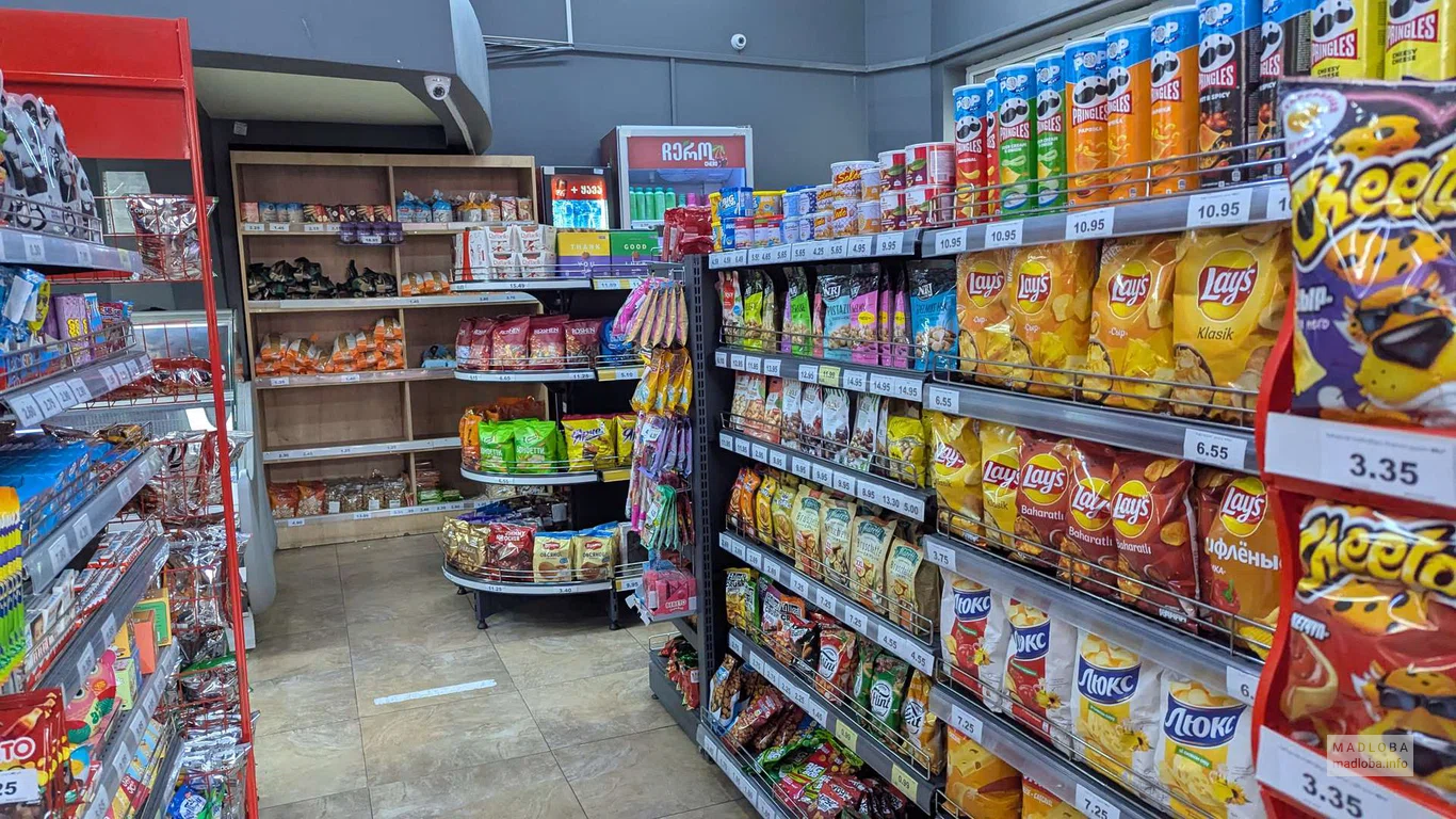 Продукты на полках магазина DAILY на улице Табидзе
