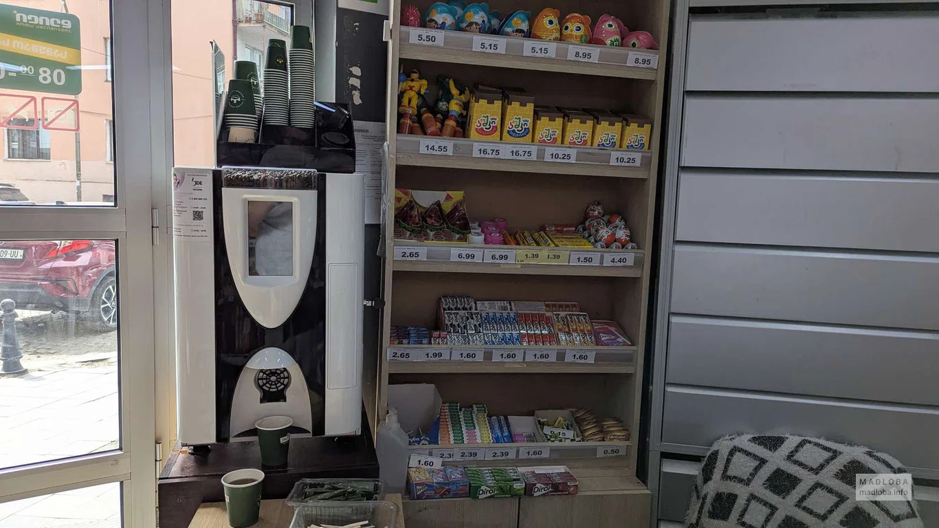 Кофейный аппарат в магазине DAILY в Батуми