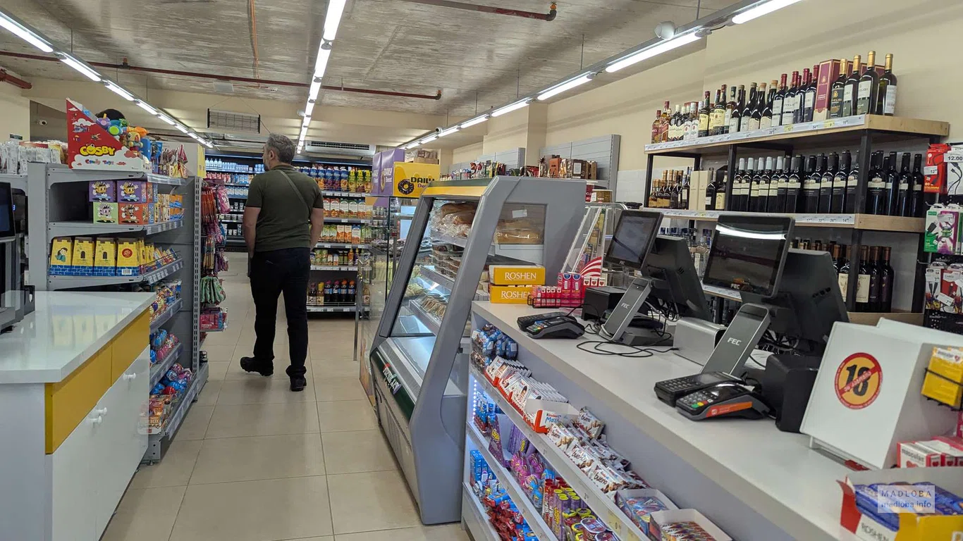 Daily в Батуми — круглосуточный магазин на Адлиа: напитки, снеки, всё под рукой