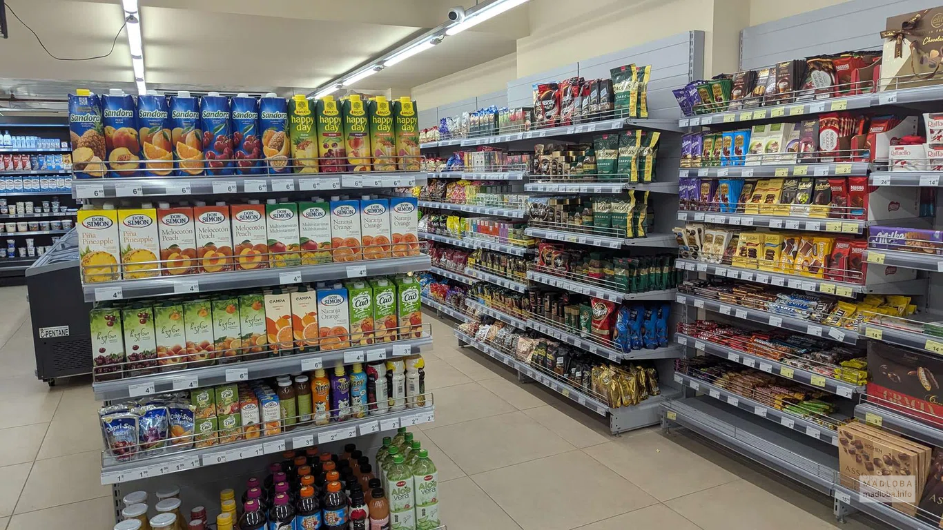 Товары на полках супермаркета Daily