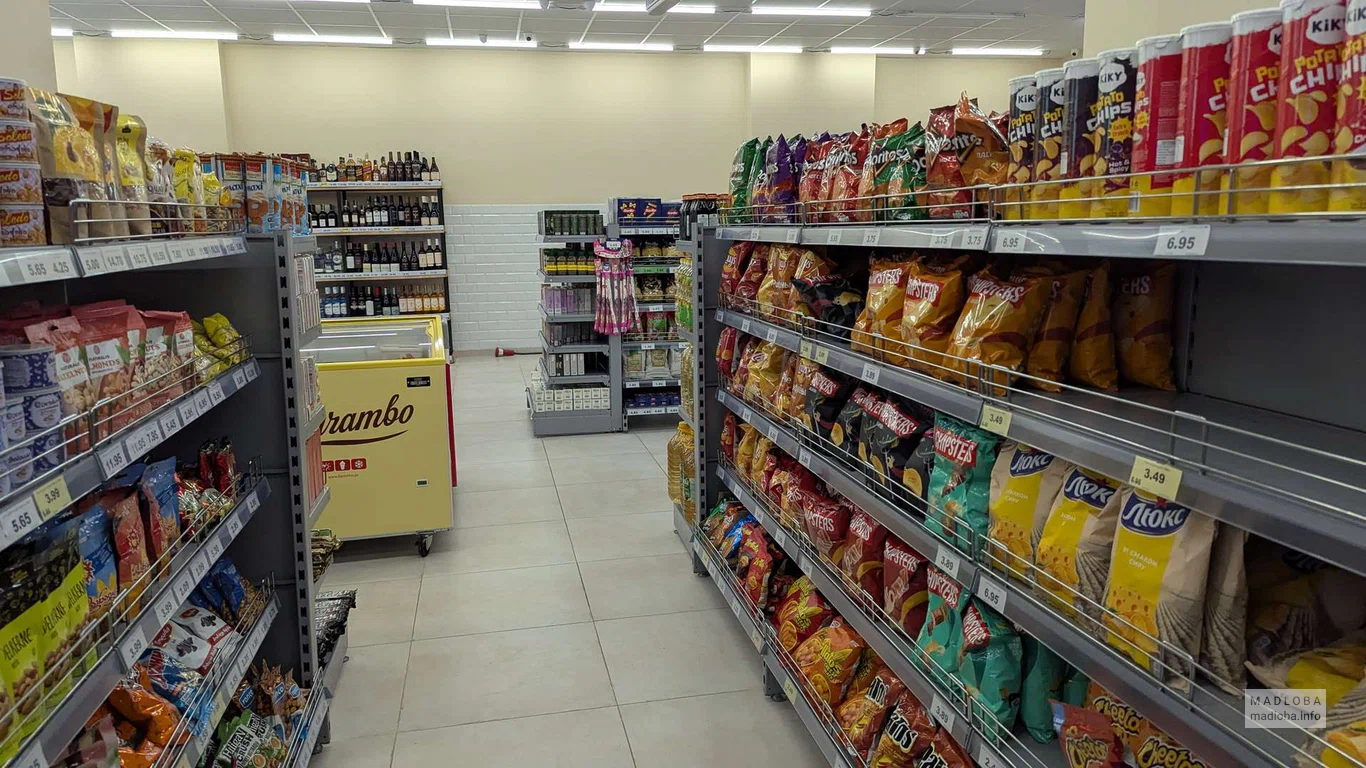 Чипсы и снэки в супермаркете Daily в Батуми