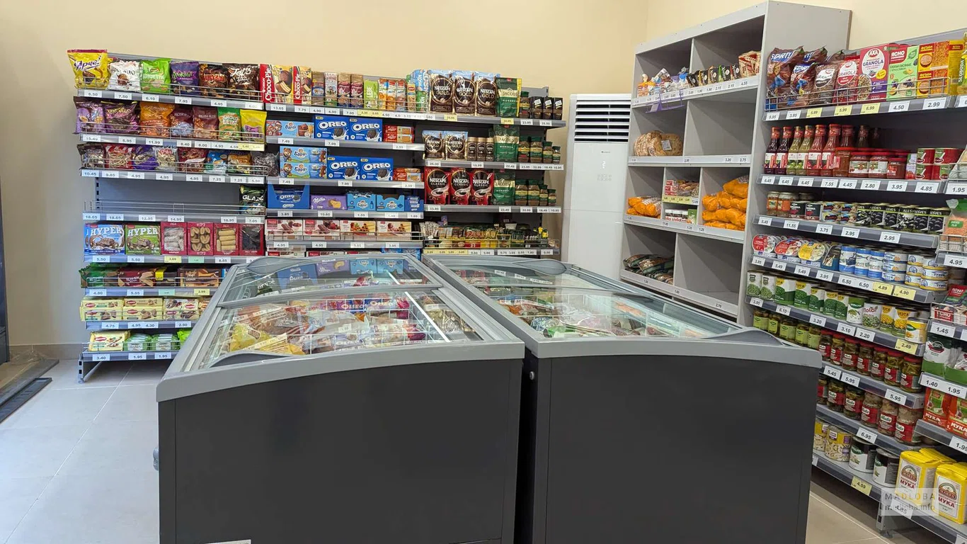 товар на полках магазина Daily