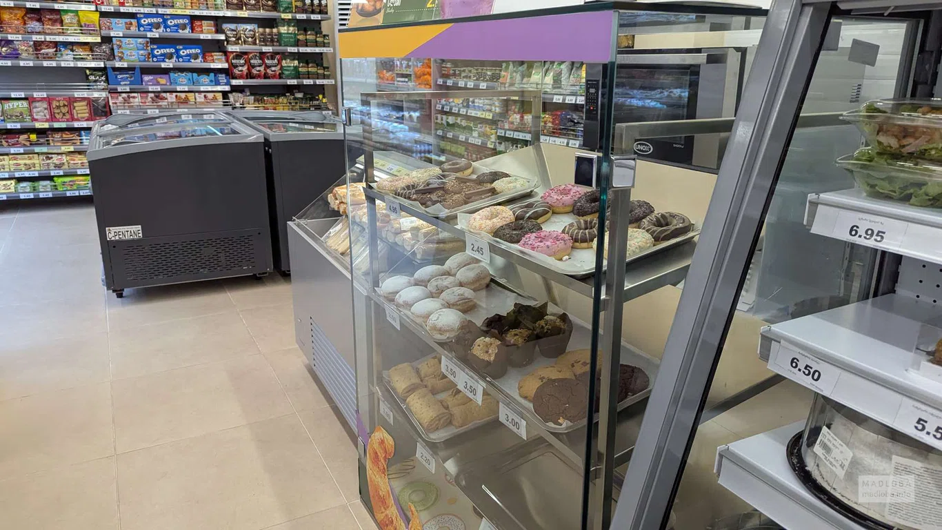 пирожные и десерты в магазине  Daily