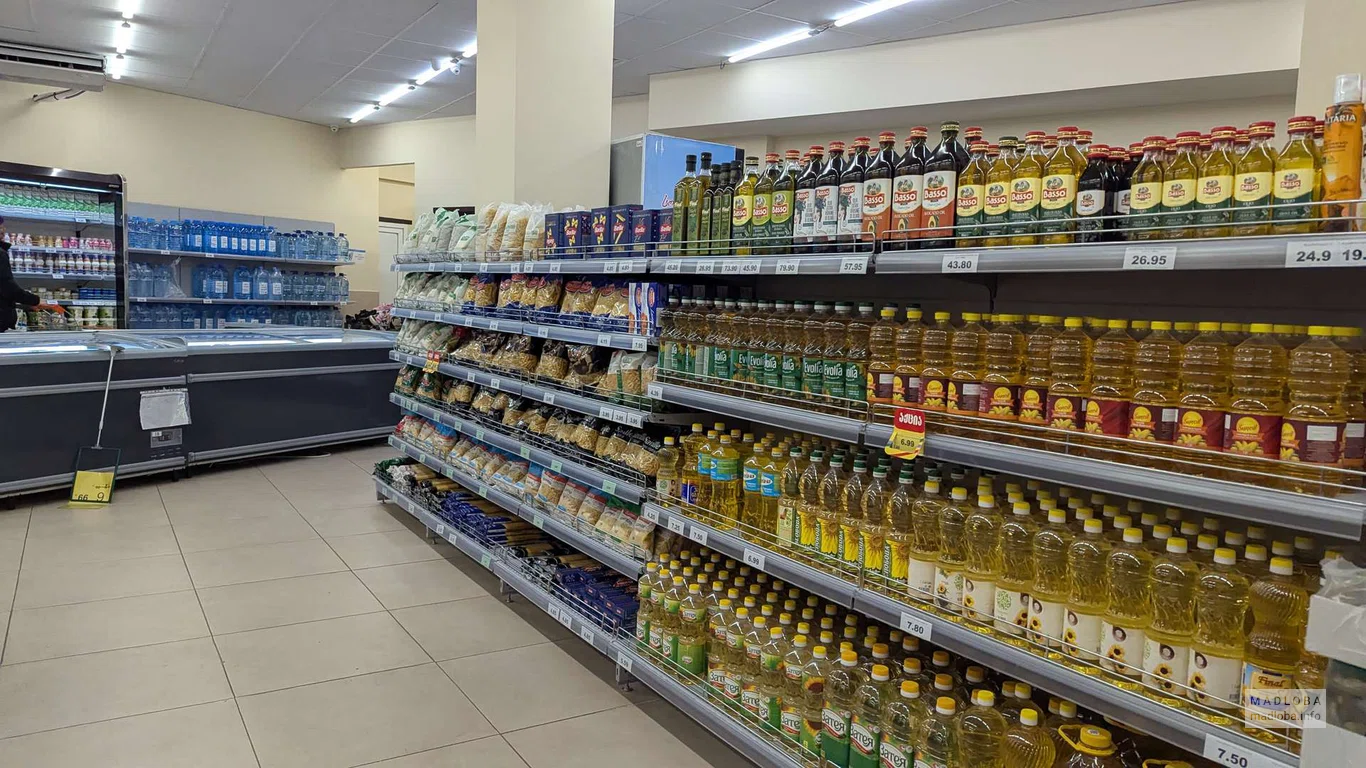 Крупы, макароны и масло в супермаркете Daily