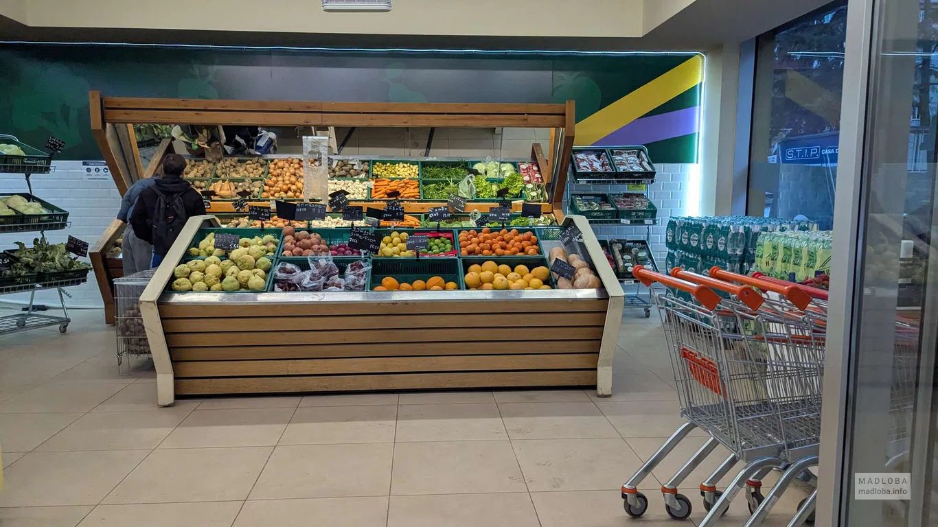 Овощи и фрукты в супермаркете Daily