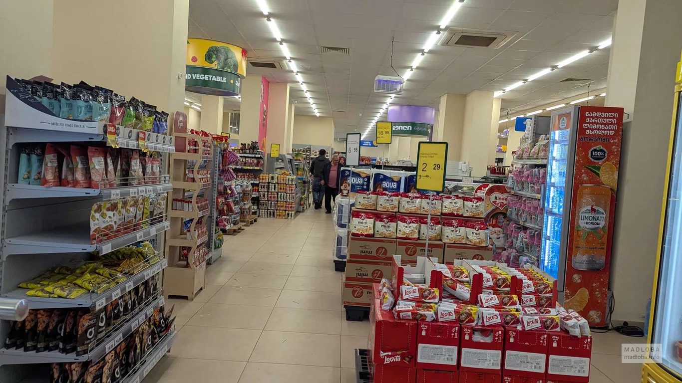 Полки с продуктами в супермаркете Daily