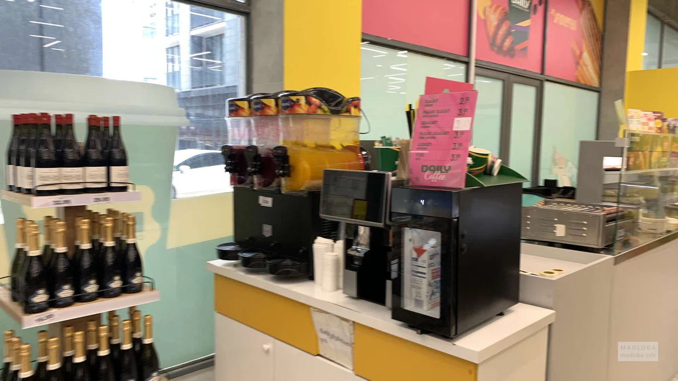 Кофейный аппарат в супермаркете Daily