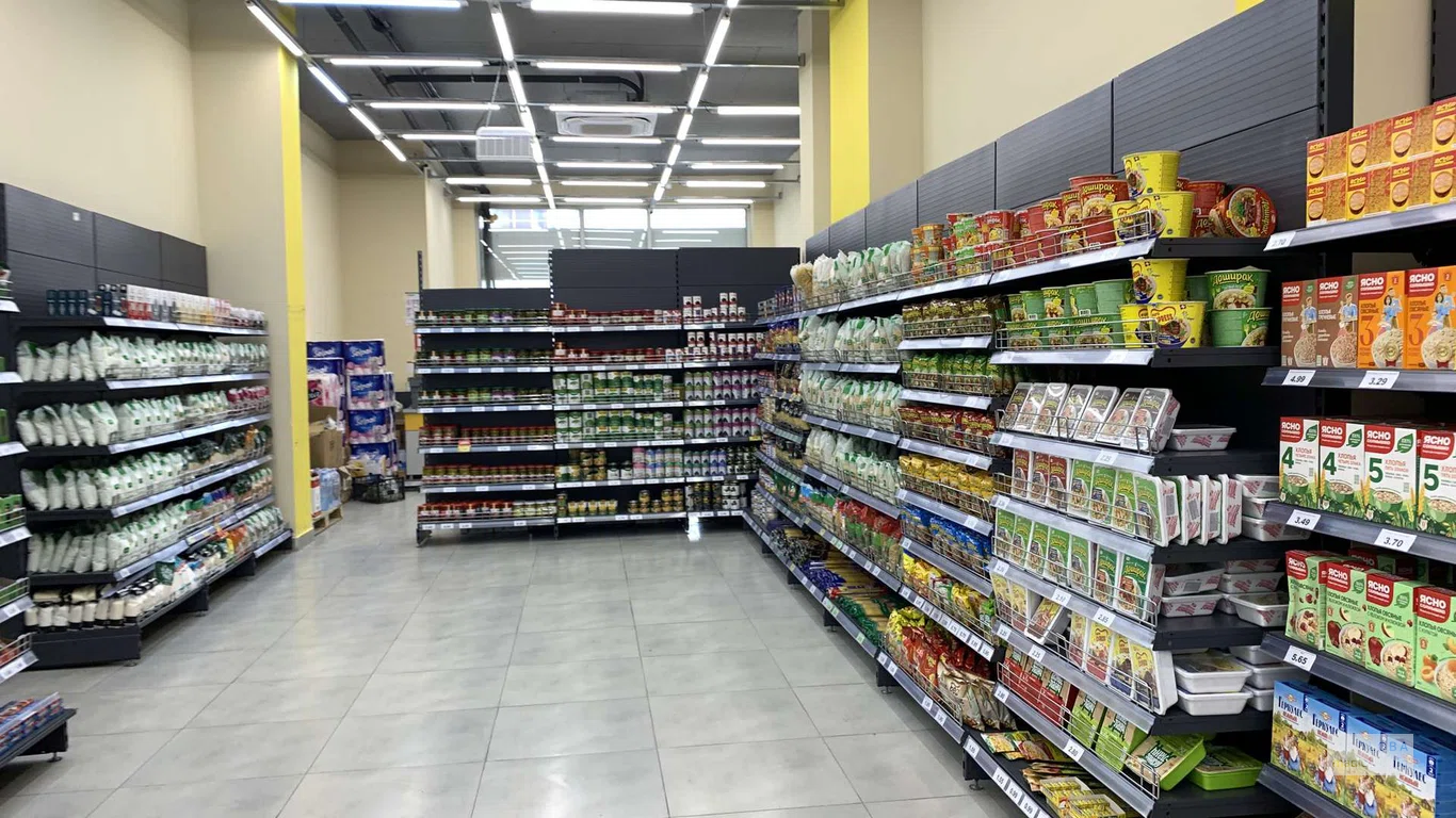 ТОвары на полках в супермаркете Daily