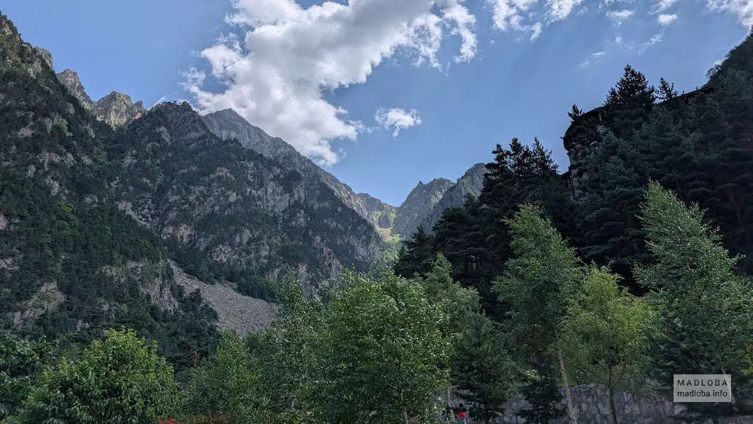 Дарьяльское ущелье — “Каспийские врата” Кавказа у подножия Казбека