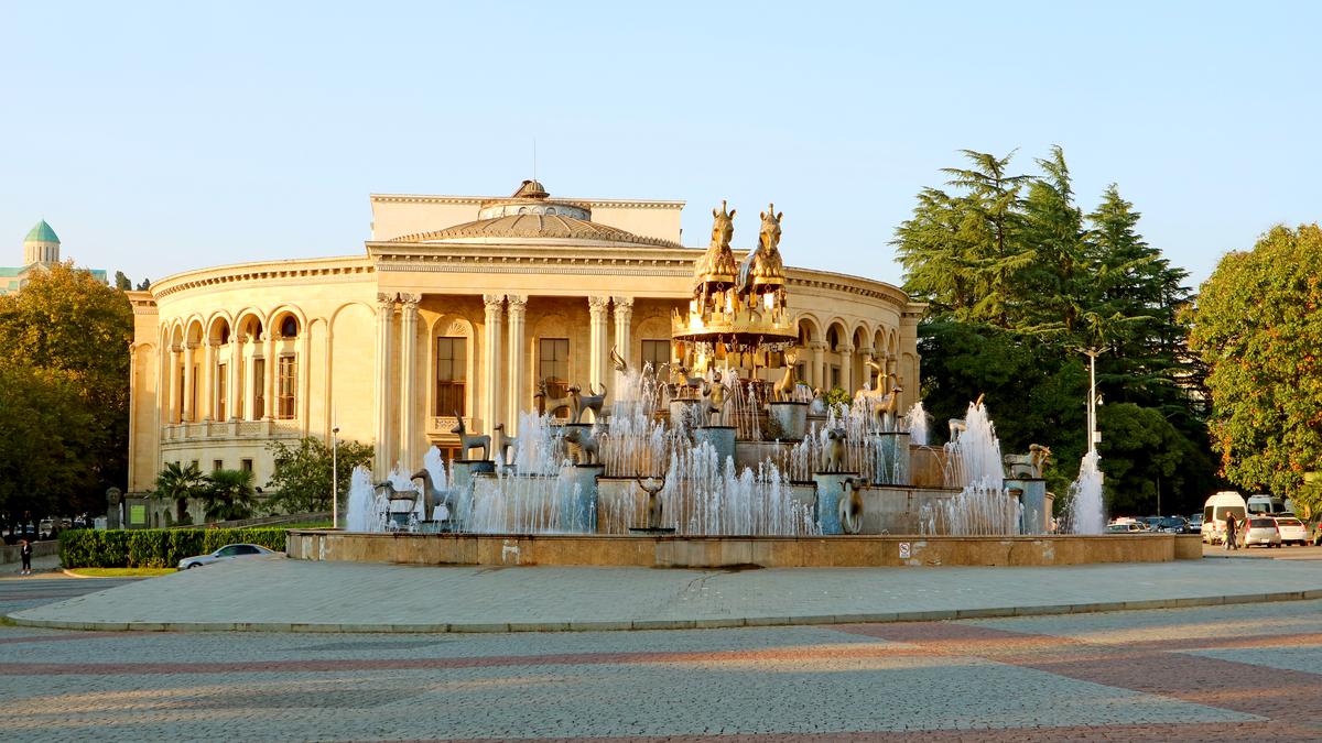 Колхидский фонтан на площади Агмашенебели в Кутаиси