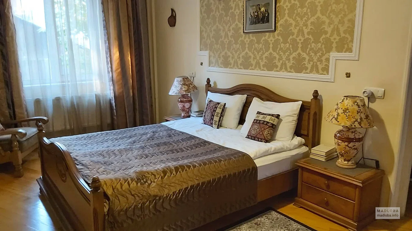 Кровать в номере отеля "Давид Султан"