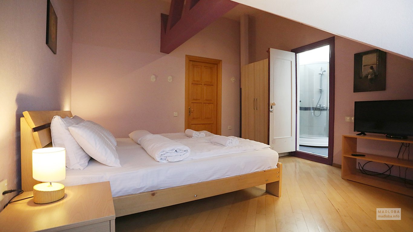 Тбилиси кровать в номере David's Apart-Hotel