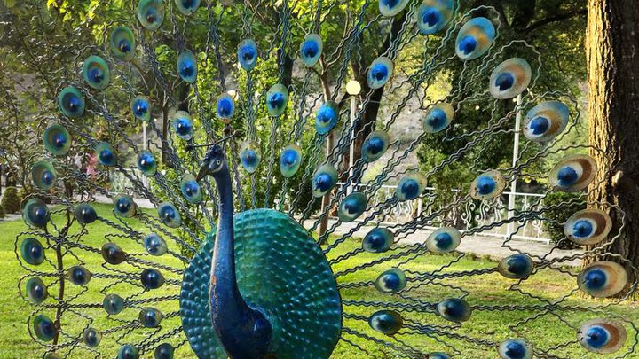 Decorative figurine of a peacock