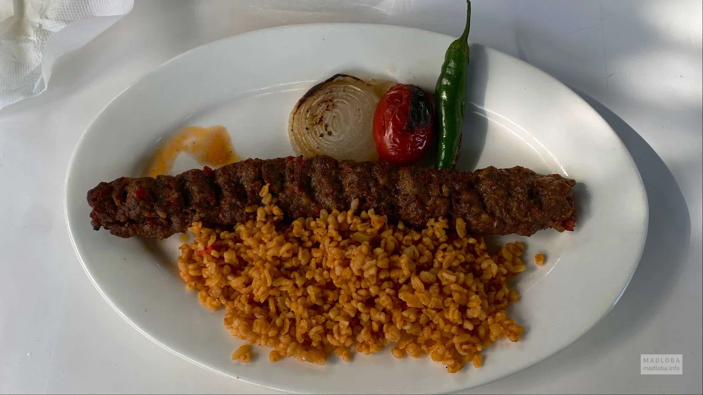 Подача блюда в ресторане Deniz