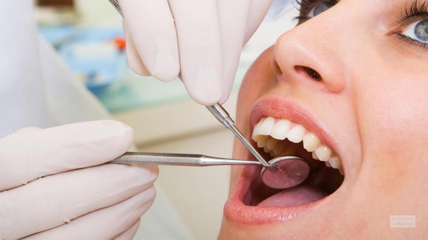 Осмотр зубов в стоматологическом центре Инова