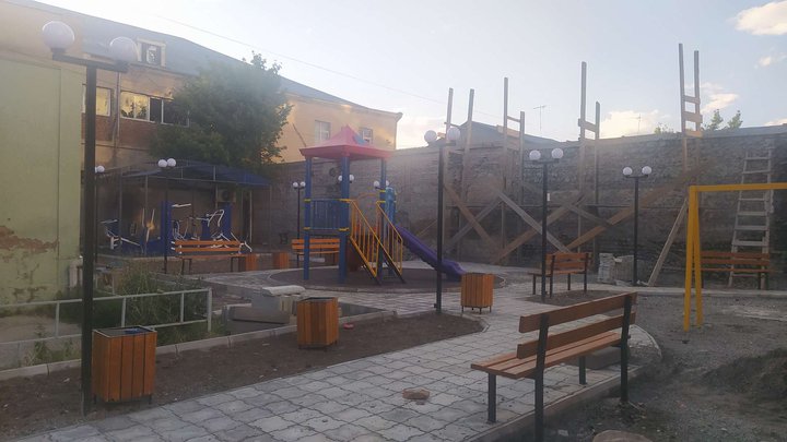 Children's playground (Nato Vachnadze St. 1)