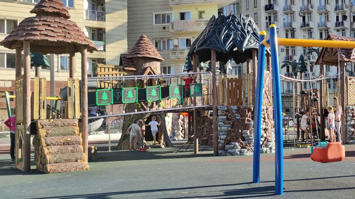 Children's playground (Lech and Maria Kaczynski Park)