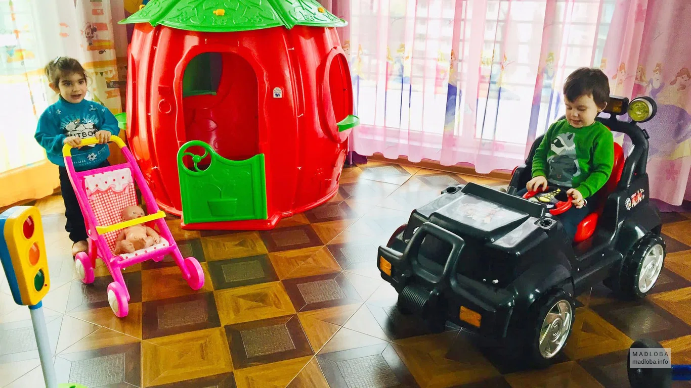 Машинка, коляска, домик в Детском саду "Феи"