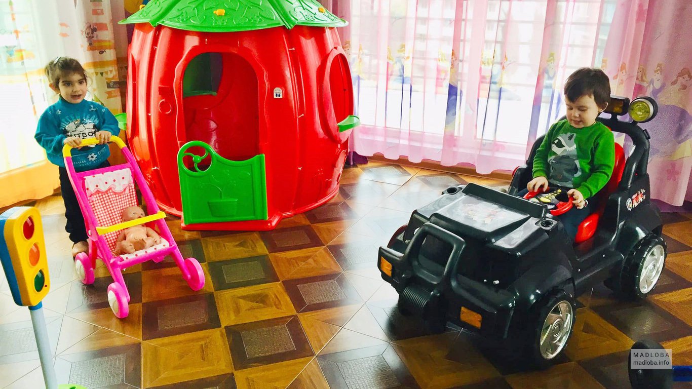 Машинка, коляска, домик в Детском саду "Феи"
