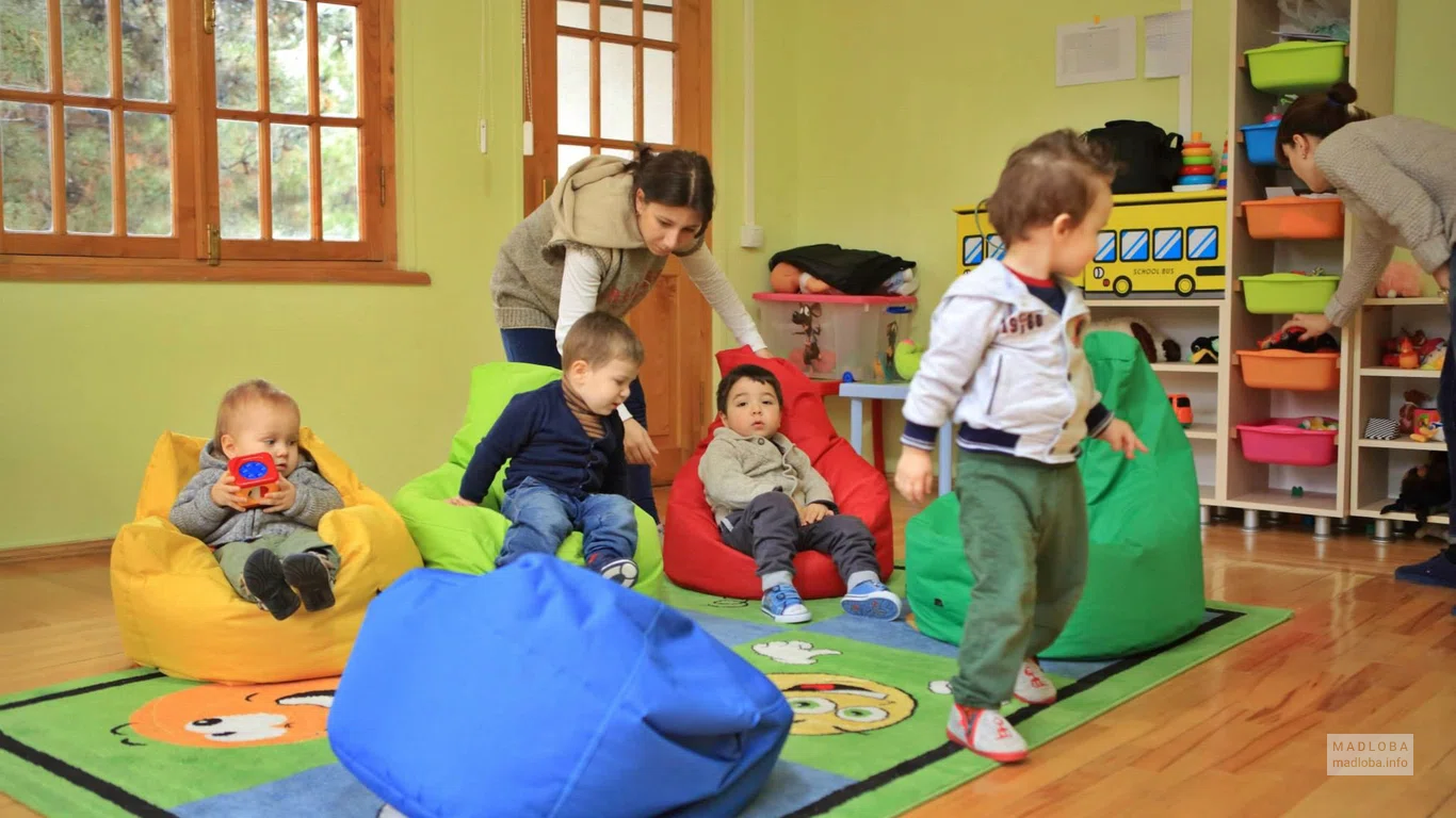 Занятие с детьми в детском саду Монтессори Киндервиль