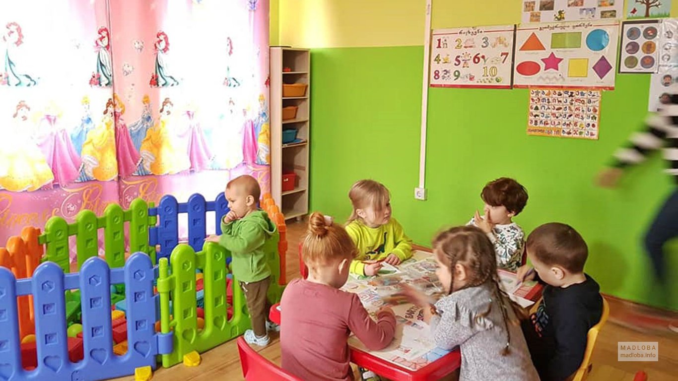 Игры детей в детском саду Монтессори Киндервиль