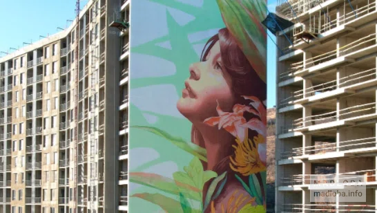 Мурал «Девочка с цветами» в Тбилиси — арт от TMF Studio и Sphera Development