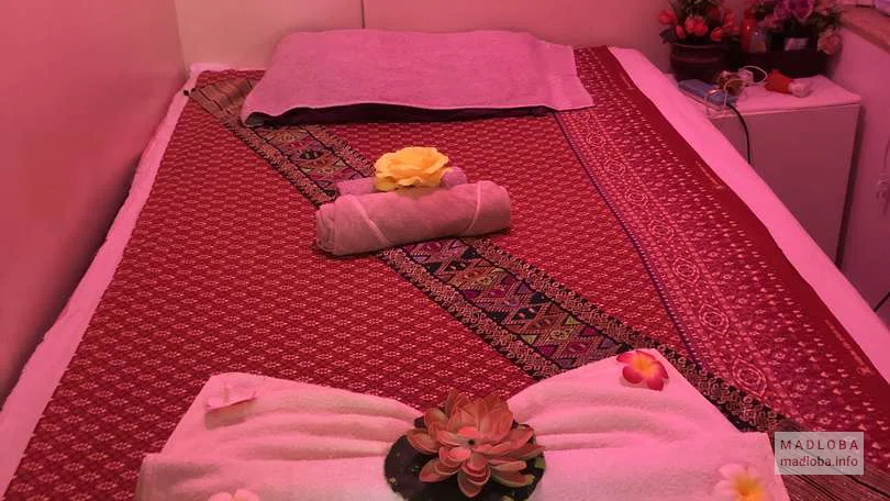 Массажный кабинет "Diamond Thai Massage"  кушетка
