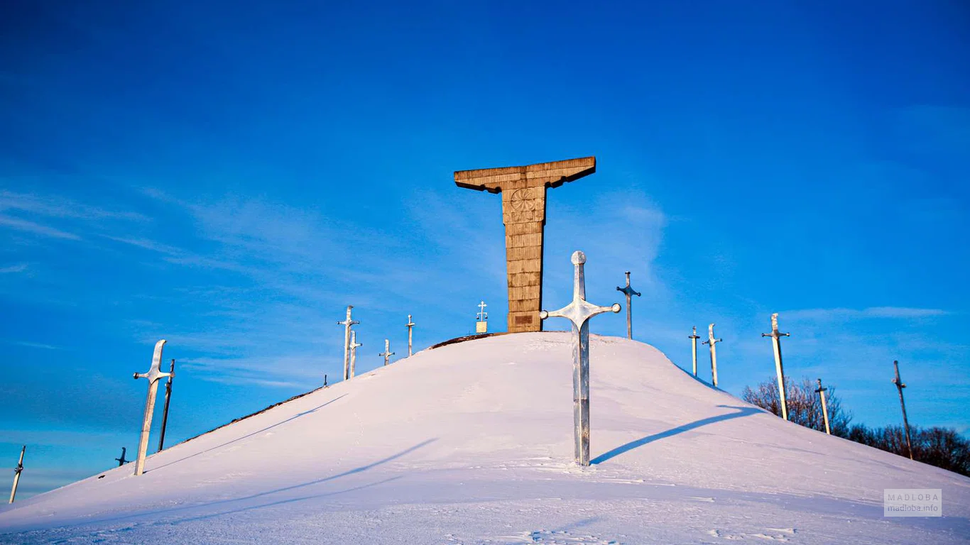 Гора Дидгорского монумента покрытая снегом